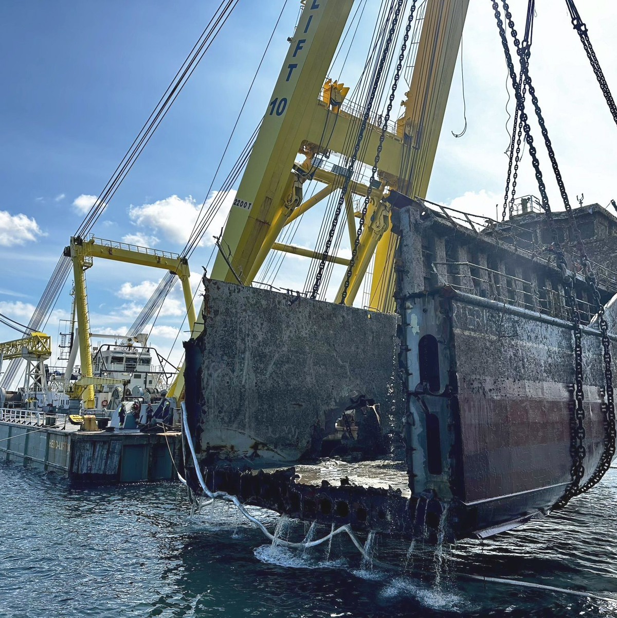 Ein Schwimmkran hat am Freitag das Heck der «Verity» geborgen. - Foto: MARINE CONSULTANTS GmbH/WSV/dpa