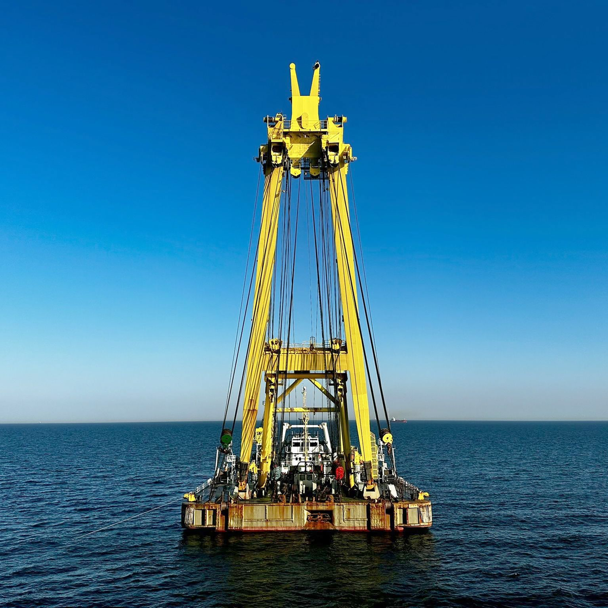 Schwimmkran HEBO LIFT 10 zählt zu den leistungsstärksten in Europa. (Archivbild) - Foto: -/WSV/brand MARINE CONSULTANTS GmbH/dpa