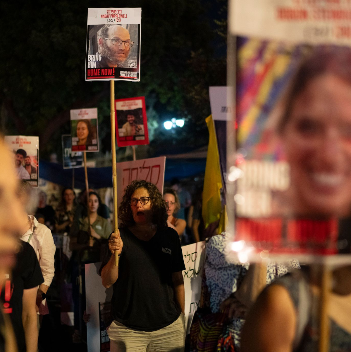 Angehörige der Geiseln fordern ihre sofortige Freilassung.  - Foto: Leo Correa/AP/dpa