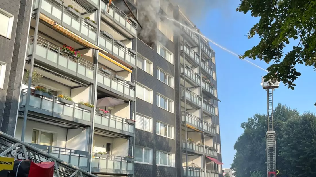 FW-Heiligenhaus: Wohnungsbrand im fünften Obergeschoss eines großen Mehrfamilienhauses in Heiligenhaus Unterilp - Bild: presseportal.de