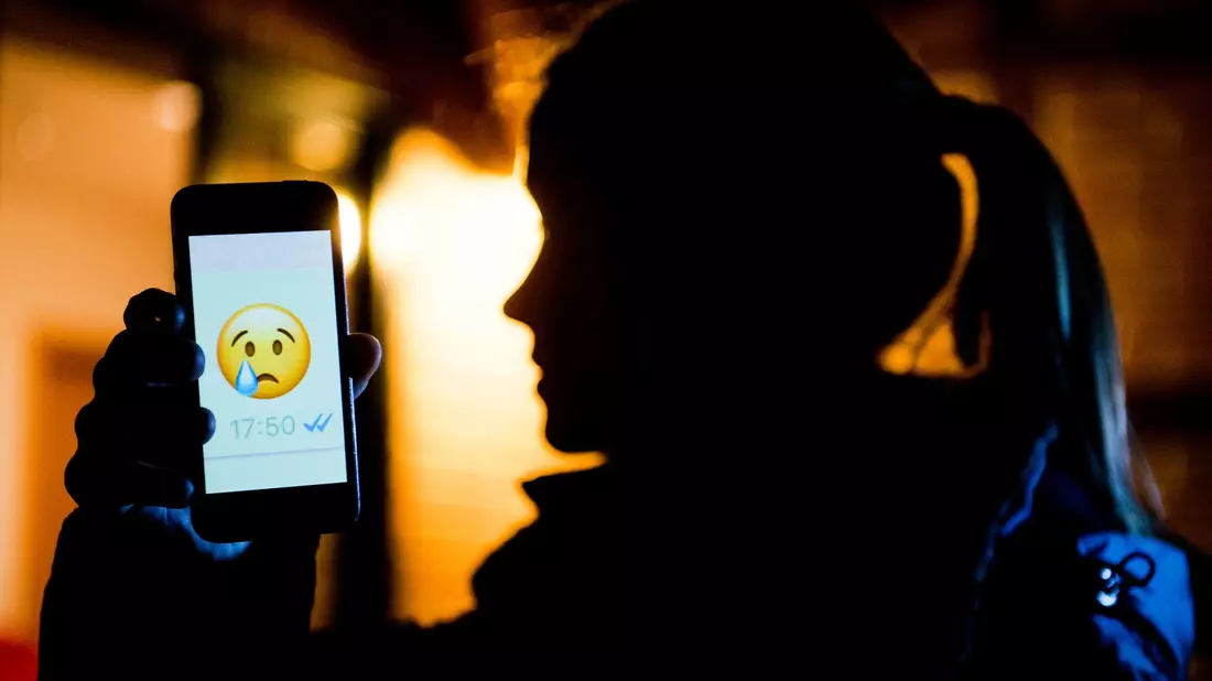 Folgen von Cybermobbing können Angst und Rückzug sein. (Illustration) - Bild: Julian Stratenschulte/dpa