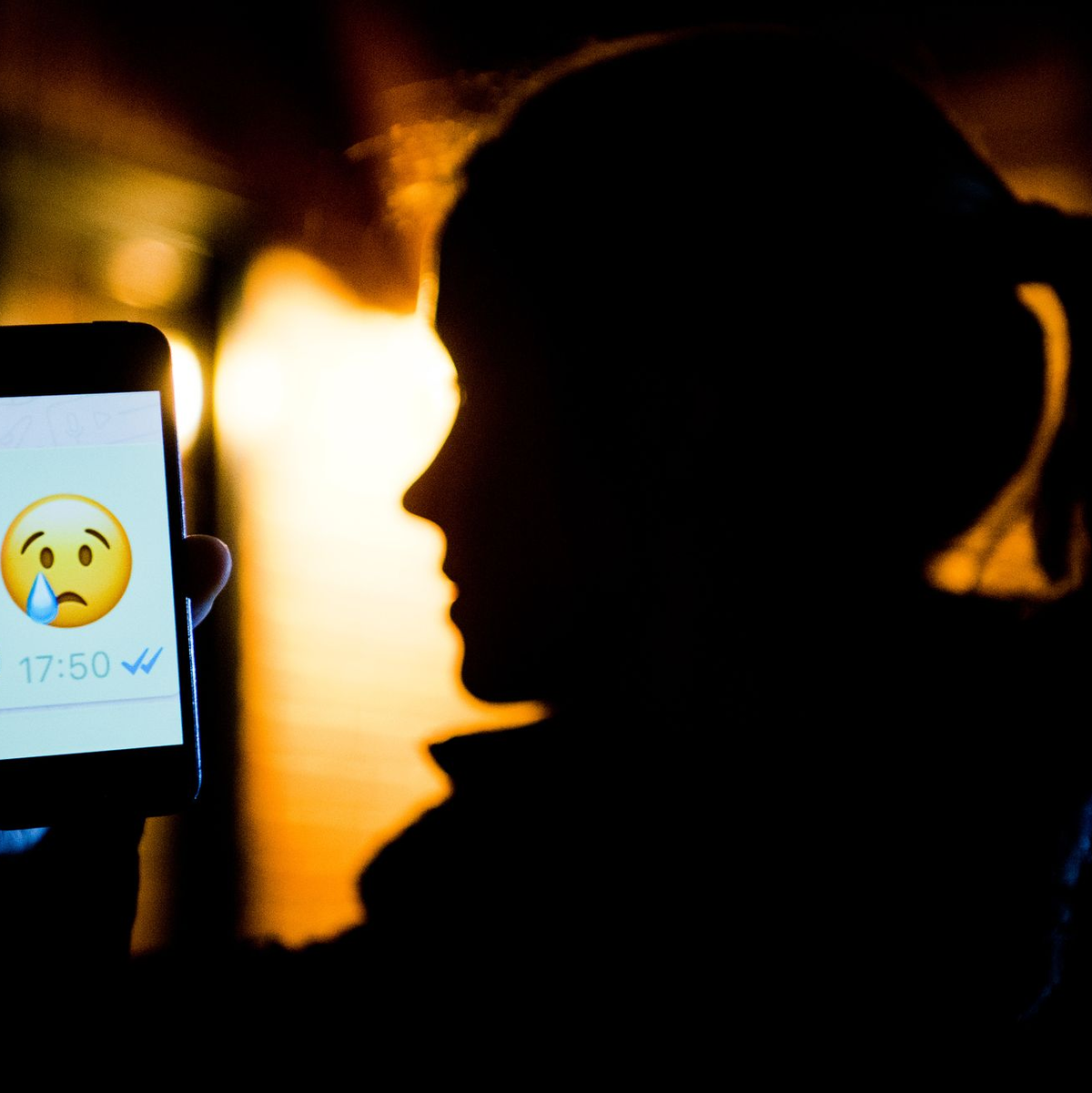 Folgen von Cybermobbing können Angst und Rückzug sein. (Illustration) - Foto: Julian Stratenschulte/dpa