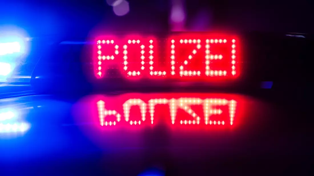 In Wuppertal musste die Polizei auf einer Hochzeitsfeier eingreifen. (Symbolfoto) - Bild: Robert Michael/dpa