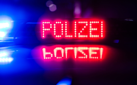 In Wuppertal musste die Polizei auf einer Hochzeitsfeier eingreifen. (Symbolfoto) - Foto: Robert Michael/dpa In Wuppertal musste die Polizei auf einer Hochzeitsfeier eingreifen. (Symbolfoto) - Foto: Robert Michael/dpa