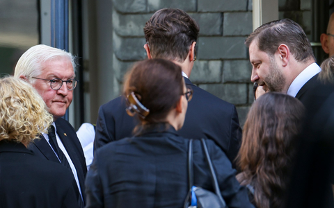 Viele Menschen haben nach dem Anschlag Blumen niedergelegt und Kerzen gebracht. (Archivbild) - Foto: Christoph Reichwein/dpa