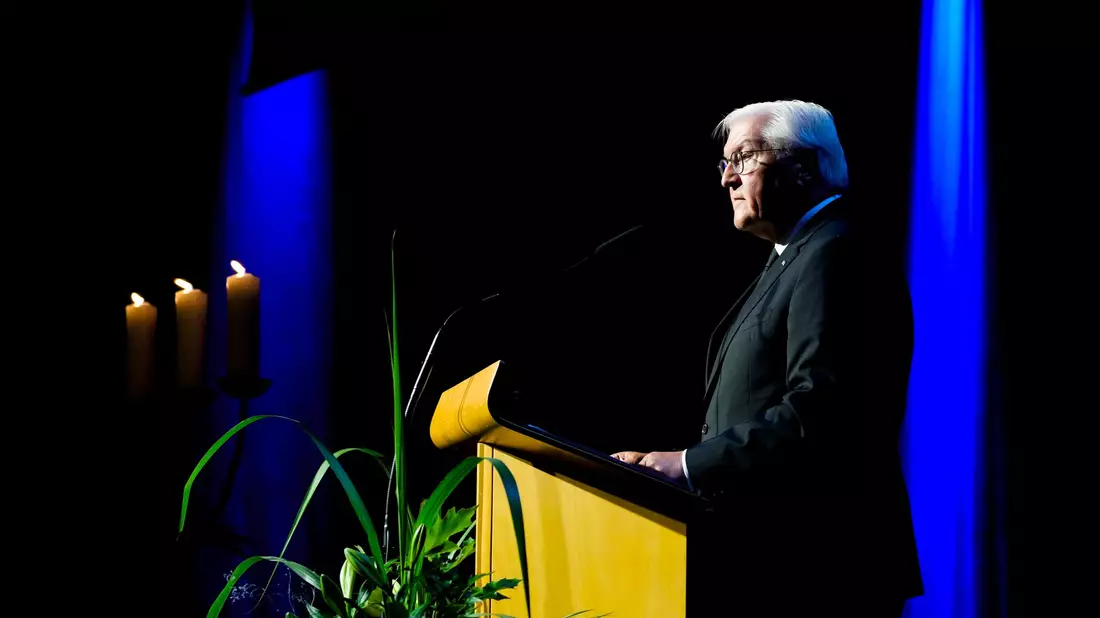 Der Anschlag in Solingen muss nach Worten von Bundespräsidten Frank-Walter Steinmeier genau aufgearbeitet werden.  - Bild: Michael Probst/AP Pool/dpa