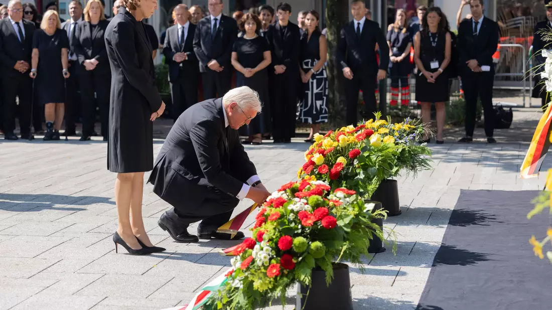 Bundespräsident Steinmeier legt am Tatort einen Kranz nieder.  - Bild: Rolf Vennenbernd/dpa