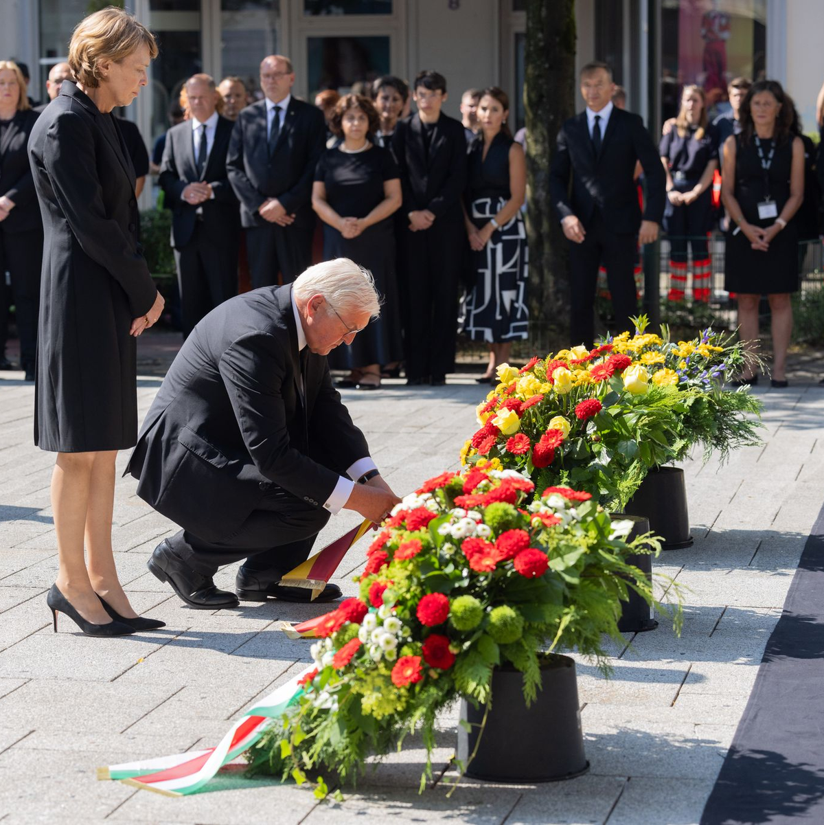 Bundespräsident Steinmeier legt am Tatort einen Kranz nieder.  - Foto: Rolf Vennenbernd/dpa