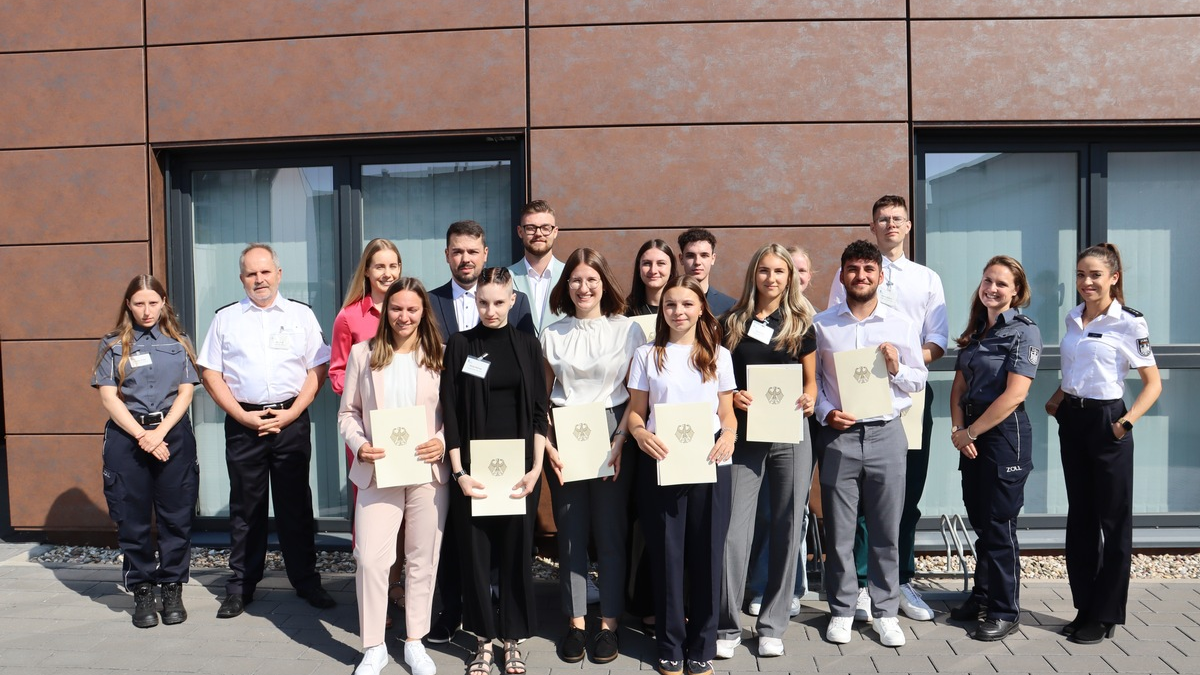 HZA-KA: Berufseinsteiger beim Hauptzollamt Karlsruhe / Jetzt Karriere beim ZOLL starten! - Foto: presseportal.de