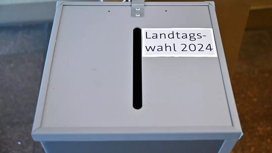 Bis 18.00 Uhr können die Wahlberechtigten ihre Stimmen abgeben.  - Bild: Martin Schutt/dpa