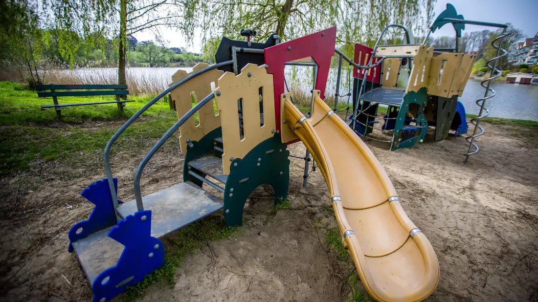 Mehr Spielplätze könnten helfen. (Illustration)  - Bild: Jens Büttner/dpa