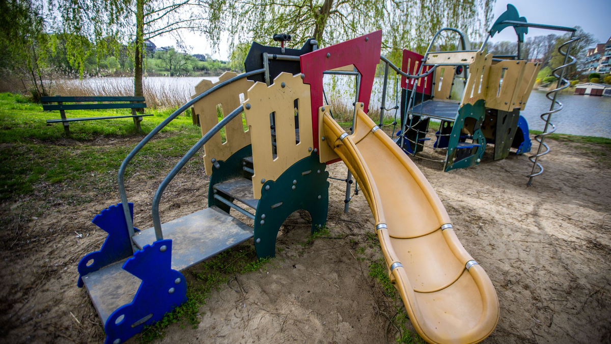 In Mecklenburg-Vorpommern haben Kinder nach einer neuen Studie den weitesten Weg zu einem Spielplatz. (Archivbild) - Foto: Jens Büttner/dpa