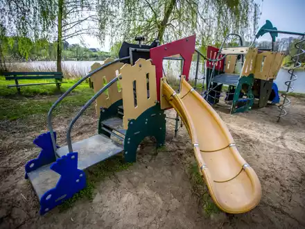 Mehr Spielplätze könnten helfen. (Illustration)  - Foto: Jens Büttner/dpa