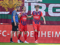 In dieser Szene berührt Augsburgs Schlotterbeck den Ball mit dem linken Arm. Die Folge: Handelfmeter für Heidenheim. - Foto: Harry Langer/dpa