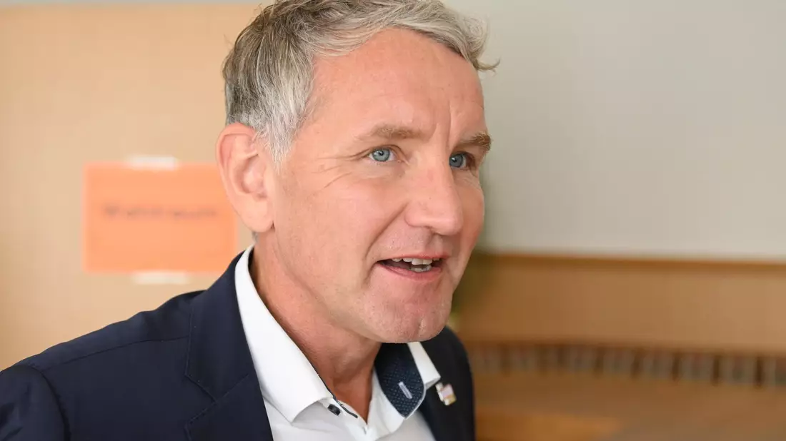 Bei der Landtagswahl in Thüringen liegt die AfD des Landesvorsitzenden Björn Höcke nach ersten Prognosen vorne.  - Bild: Swen Pförtner/dpa