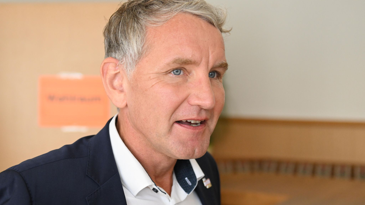 Bei der Landtagswahl in Thüringen liegt die AfD des Landesvorsitzenden Björn Höcke nach ersten Prognosen vorne.  - Foto: Swen Pförtner/dpa
