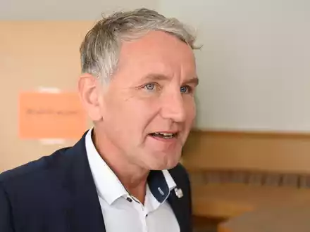 Bei der Landtagswahl in Thüringen liegt die AfD des Landesvorsitzenden Björn Höcke nach ersten Prognosen vorne.  - Foto: Swen Pförtner/dpa