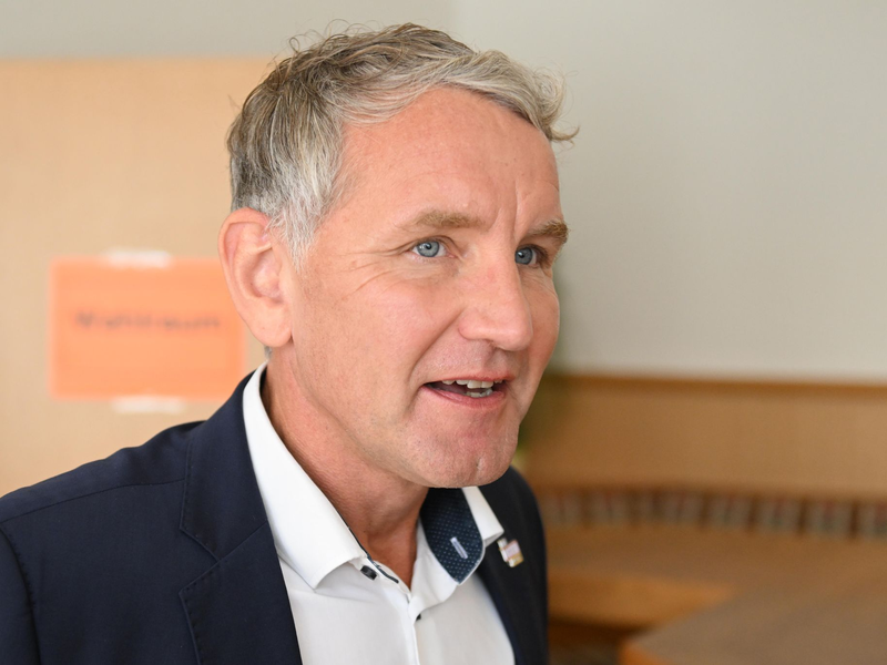 Bei der Landtagswahl in Thüringen liegt die AfD des Landesvorsitzenden Björn Höcke nach ersten Prognosen vorne.  - Foto: Swen Pförtner/dpa