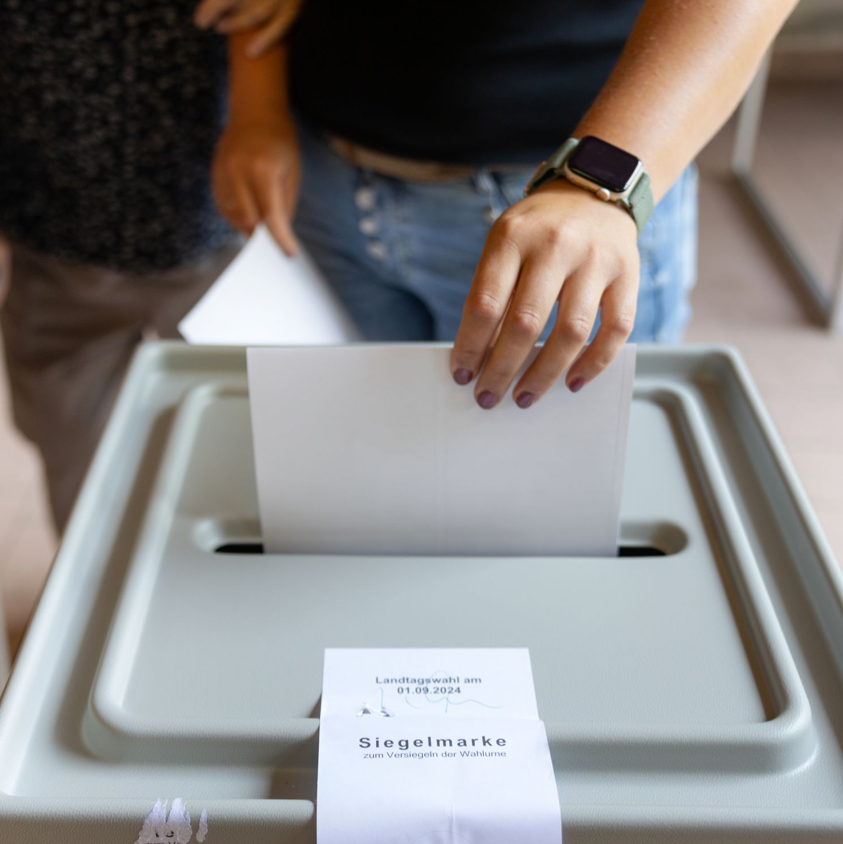 Bis 18.00 Uhr konnten Wählerinnen und Wähler ihr Kreuzchen machen. - Foto: Michael Reichel/dpa