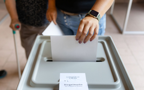 Bis 18.00 Uhr konnten Wählerinnen und Wähler ihr Kreuzchen machen. - Foto: Michael Reichel/dpa