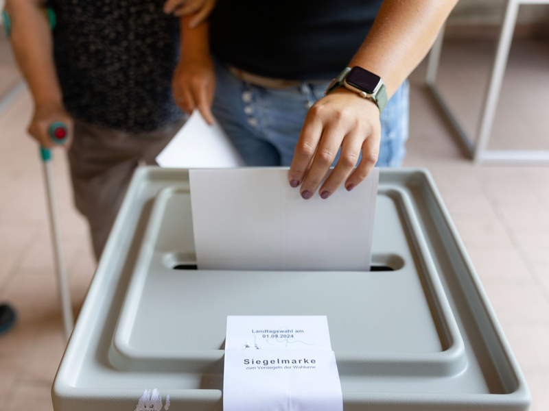 Bis 18.00 Uhr konnten Wählerinnen und Wähler ihr Kreuzchen machen. - Foto: Michael Reichel/dpa