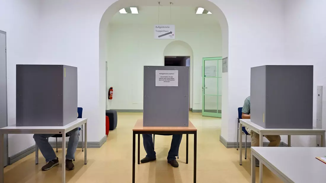 Die Wahllokale in Sachsen und Thüringen waren bis 18.00 Uhr geöffnet. - Bild: Martin Schutt/dpa
