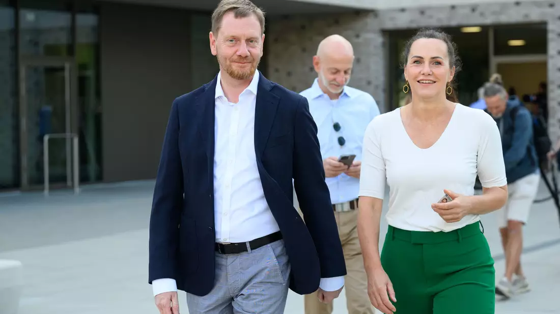 In Sachsen liefert sich die CDU von Ministerpräsident Kretschmer ein Kopf-an-Kopf-Rennen mit der AfD. - Bild: Robert Michael/dpa