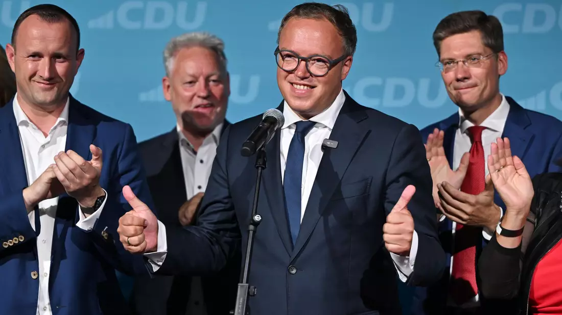 Mario Voigt sieht den Reigerungsauftrag bei der CDU. - Bild: Martin Schutt/dpa