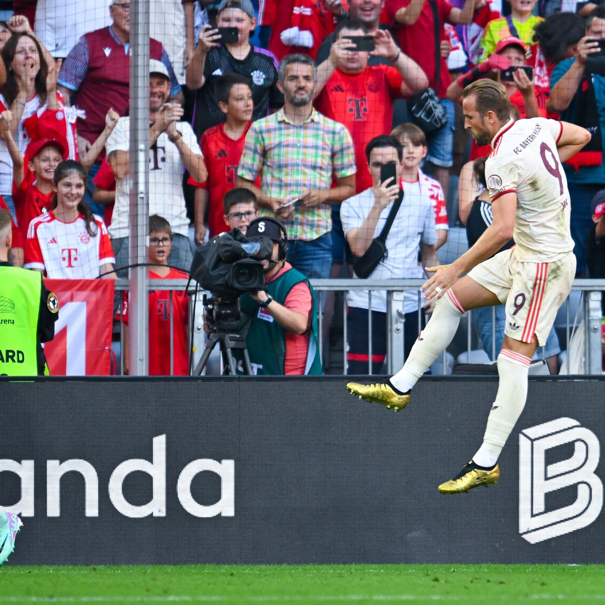 Ein Fan-Plakat in der Münchner Arena. - Foto: Sven Hoppe/dpa