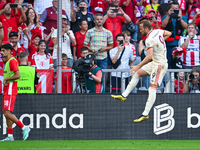 Dirigent am Spielfeldrand: Vincent Kompany. - Foto: Sven Hoppe/dpa