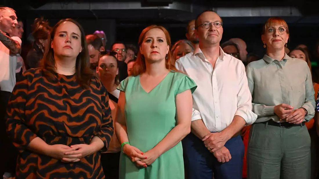 Betroffene Gesichter bei den Grünen: In Thüringen bleibt die Partei unter der 5-Prozent-Hürde, in Sachsen ist sie laut Hochrechnung nur knapp drüber.  - Bild: Hendrik Schmidt/dpa