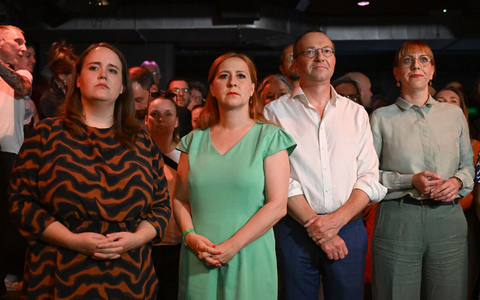 Betroffene Gesichter bei den Grünen: In Thüringen bleibt die Partei unter der 5-Prozent-Hürde, in Sachsen ist sie laut Hochrechnung nur knapp drüber.  - Foto: Hendrik Schmidt/dpa