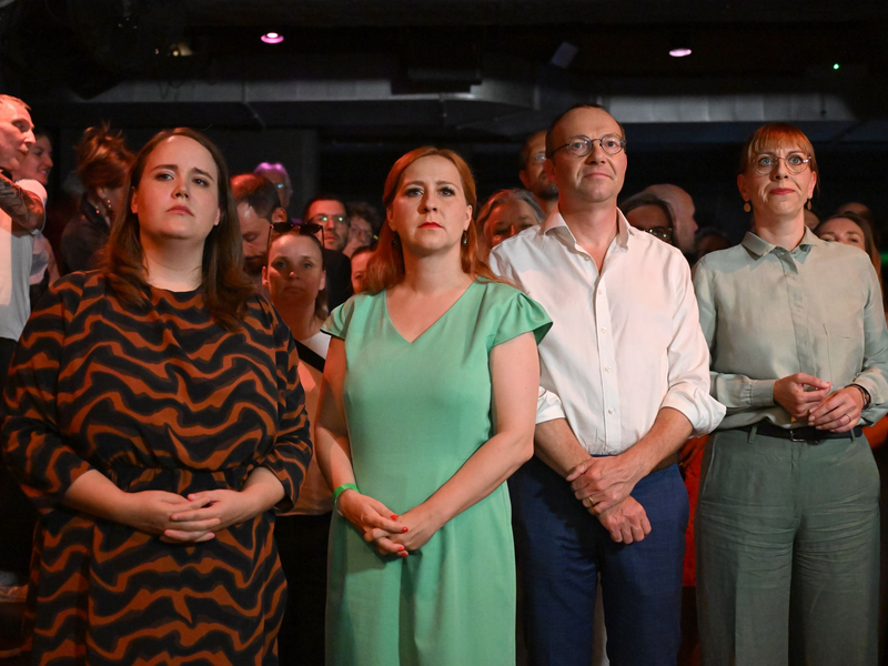 Betroffene Gesichter bei den Grünen: In Thüringen bleibt die Partei unter der 5-Prozent-Hürde, in Sachsen ist sie laut Hochrechnung nur knapp drüber.  - Foto: Hendrik Schmidt/dpa