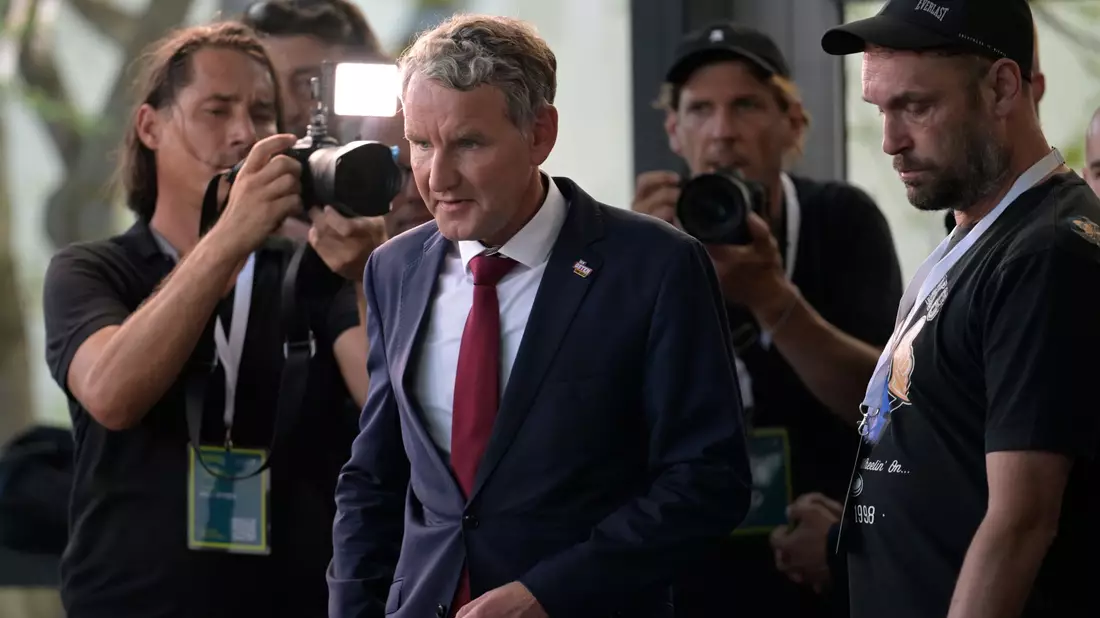 Thüringens AfD-Spitzenkandidat Björn Höcke will Gespräche mit den anderen Parteien über eine Regierungsbeteiligung führen - trotz fehlender Koalitionsaussichten. - Bild: Jacob Schröter/dpa