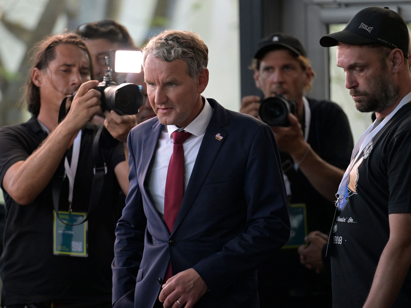 Thüringens AfD-Spitzenkandidat Björn Höcke will Gespräche mit den anderen Parteien über eine Regierungsbeteiligung führen - trotz fehlender Koalitionsaussichten. - Foto: Jacob Schröter/dpa