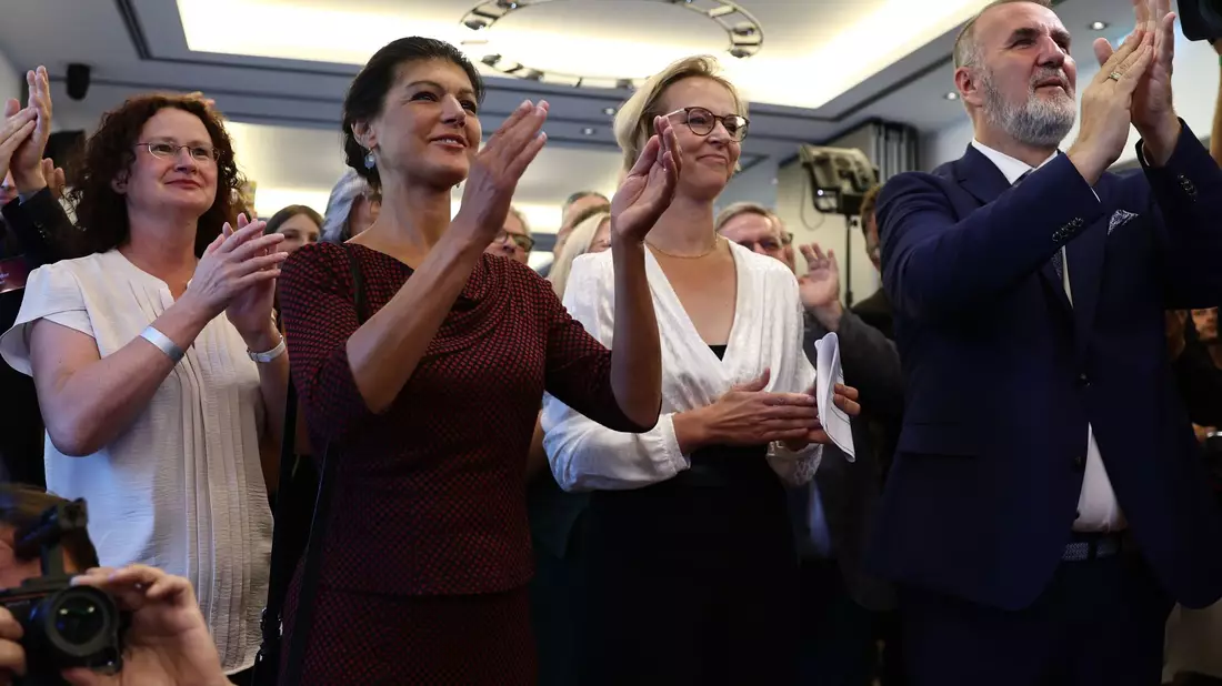Sahra Wagenknecht (2.v.l.), Gründerin des gleichnamigen Bündnis, und die Thüringer Spitzenkandidatin Katja Wolf (2.v.r.) können mit einem zweistelligen Ergebnis rechnen.  - Bild: Christoph Soeder/dpa