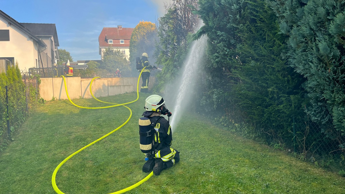 FW-OE: Feuerwehreinsatz in Lennestadt-Grevenbrück - Gartenhütte brennt in voller Ausdehnung - Foto: presseportal.de