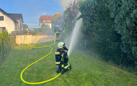 FW-OE: Feuerwehreinsatz in Lennestadt-Grevenbrück - Gartenhütte brennt in voller Ausdehnung - Foto: presseportal.de