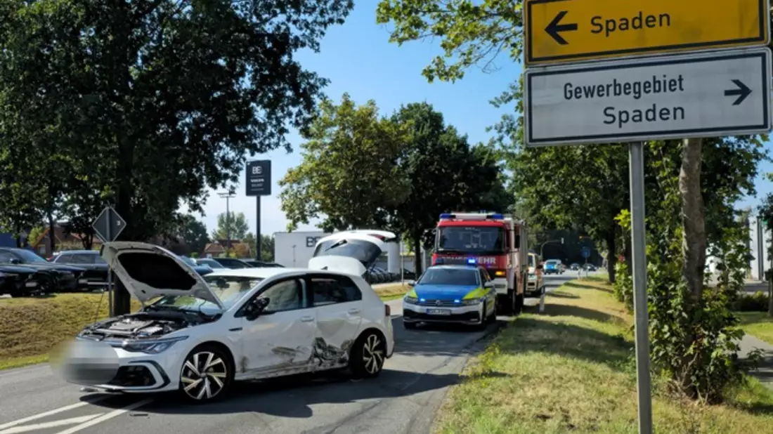 FFW Schiffdorf: Verkehrsunfall mit drei Verletzten - Bremerhavener Straße teilweise voll gesperrt - Bild: presseportal.de