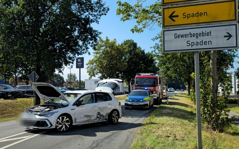 FFW Schiffdorf: Verkehrsunfall mit drei Verletzten - Bremerhavener Straße teilweise voll gesperrt - Foto: presseportal.de