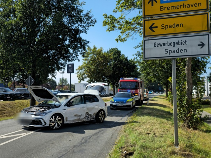 FFW Schiffdorf: Verkehrsunfall mit drei Verletzten - Bremerhavener Straße teilweise voll gesperrt - Foto: presseportal.de