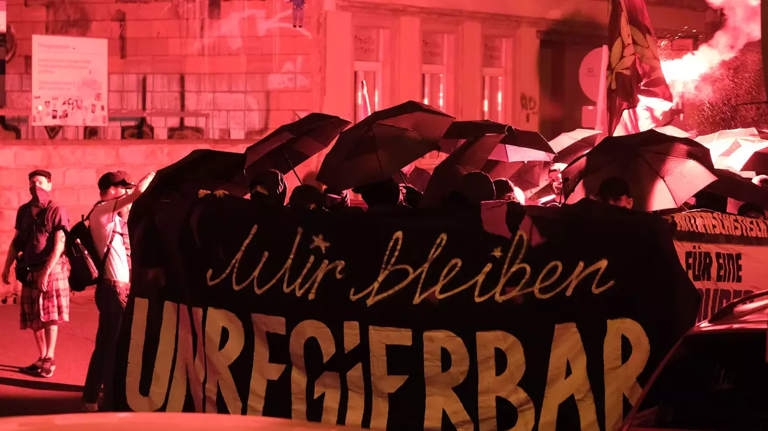 Unregierbar: Nur ein Schlachtruf linker Demonstranten oder bald schon Realität? - Bild: Sebastian Willnow/dpa