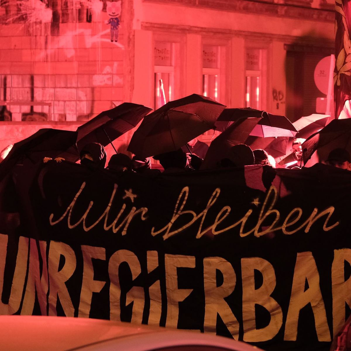 Unregierbar: Nur ein Schlachtruf linker Demonstranten oder bald schon Realität? - Foto: Sebastian Willnow/dpa