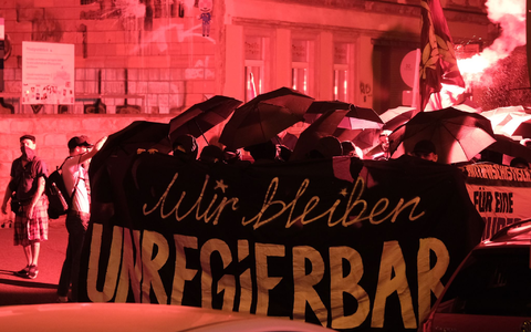 Unregierbar: Nur ein Schlachtruf linker Demonstranten oder bald schon Realität? - Foto: Sebastian Willnow/dpa