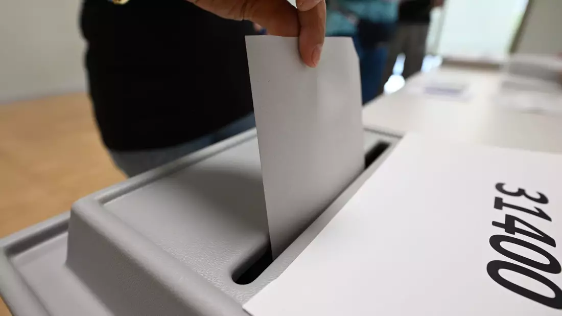 Die Kreuzchen sind gemacht, die Stimmen ausgezählt - jetzt sind die Parteien am Zug. - Bild: Robert Michael/dpa