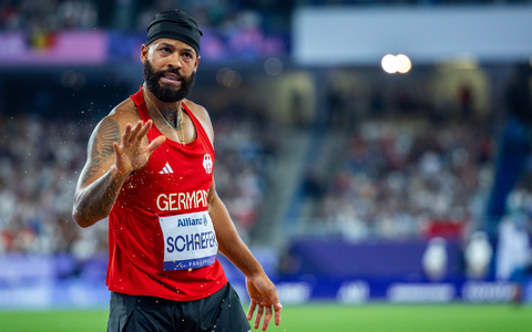 Markus Rehm jubelt nach seinem Sieg in Paris. - Foto: Jens Büttner/dpa