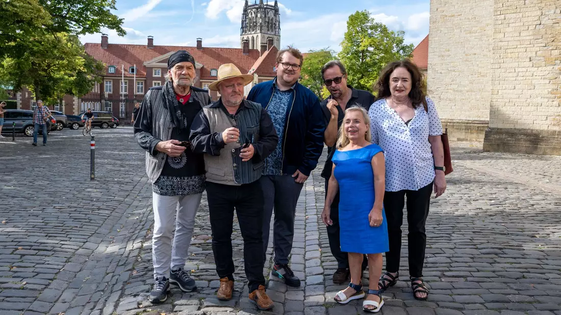 Mit Abstand das populärste Team beim «Tatort»: Die Schauspieler der Münster-Krimis - von links nach rechts: Claus D. Clausnitzer, Axel Prahl, Björn Meyer, Jan Josef Liefers, Christine Urspruch und Mechthild Großmann. (Archivfoto) - Bild: David Inderlied/dpa