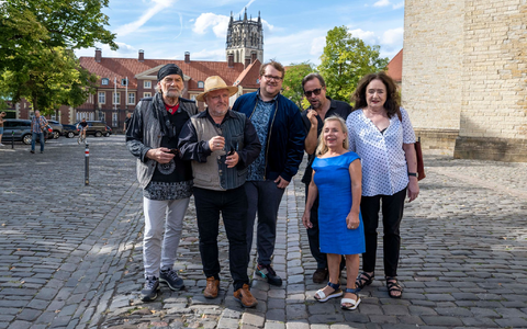 Mit Abstand das populärste Team beim «Tatort»: Die Schauspieler der Münster-Krimis - von links nach rechts: Claus D. Clausnitzer, Axel Prahl, Björn Meyer, Jan Josef Liefers, Christine Urspruch und Mechthild Großmann. (Archivfoto) - Foto: David Inderlied/dpa