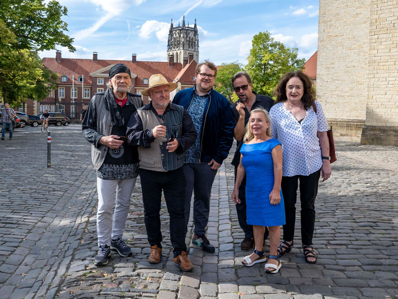 Mit Abstand das populärste Team beim «Tatort»: Die Schauspieler der Münster-Krimis - von links nach rechts: Claus D. Clausnitzer, Axel Prahl, Björn Meyer, Jan Josef Liefers, Christine Urspruch und Mechthild Großmann. (Archivfoto) - Foto: David Inderlied/dpa