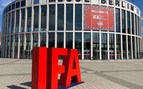 In diesem Jahr buhlen auch Chip-Hersteller wie Intel und Qualcomm um die Gunst der Messebesucher(Archivbild) - Foto: Christoph Dernbach/dpa